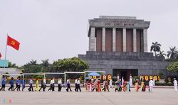 Tiếp tục đổi mới nội dung, hình thức đón tiếp các đoàn vào Lăng viếng Bác